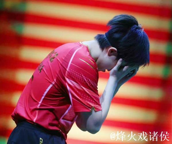 伤情严重！王楚钦因伤退赛后上半身僵硬，上车时抿嘴忍痛不敢弯腰