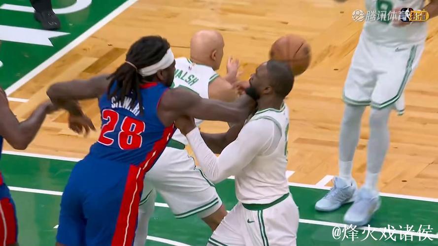 杰伦-布朗和斯图尔特篮下卡位时发生冲突,双方各领一个技犯 杰伦-布朗和斯图尔特篮下卡位时发生冲突,双方各领一个技犯